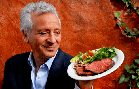 Pierre Dukan segura um prato de produtos proteicos